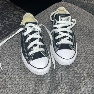 Girls low top converse. Size 1.